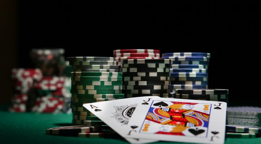 Relating the Online Poker with the Offline